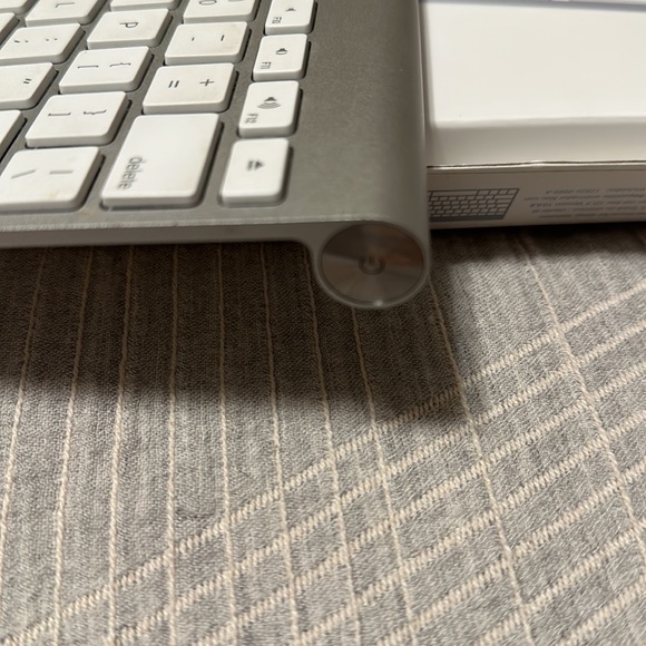 Apple Wireless Keyboard Model No. A1314 - Picture 10 of 12